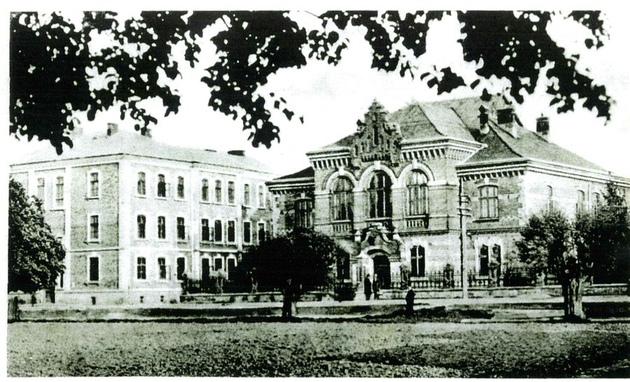 Budynek Liceum Ogólnokształcącego oraz Powiatowa Kasa Oszczędności - jeden z najstarszych budynków w Ropczycach