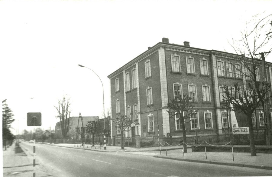 Dawniej - budynek Liceum Ogólnokształcącego w Ropczycach