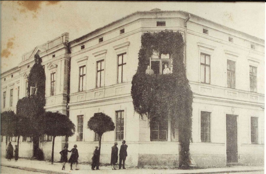 Dawniej - Żeńska Szkoła Średnia w Ropczycach, obecnie Urząd Miejski w Ropczycach