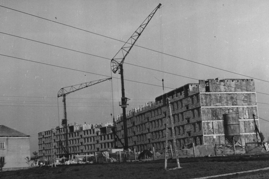 Budowa bloku mieszkalnego na Osiedlu Młodych w Sędziszowie Młp. - lata 70-te