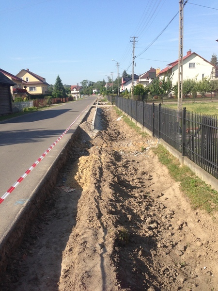 Prace przy budowie chodnika w Zagorzycach