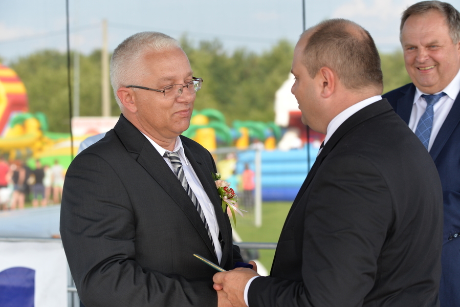 Wręczenie medalu przez Starostę Powiatu Witolda Darłaka
